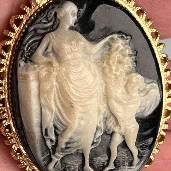 Jewelry - Vintage Victorian Gold-Plated Oval Cameo Brooch/Pendant